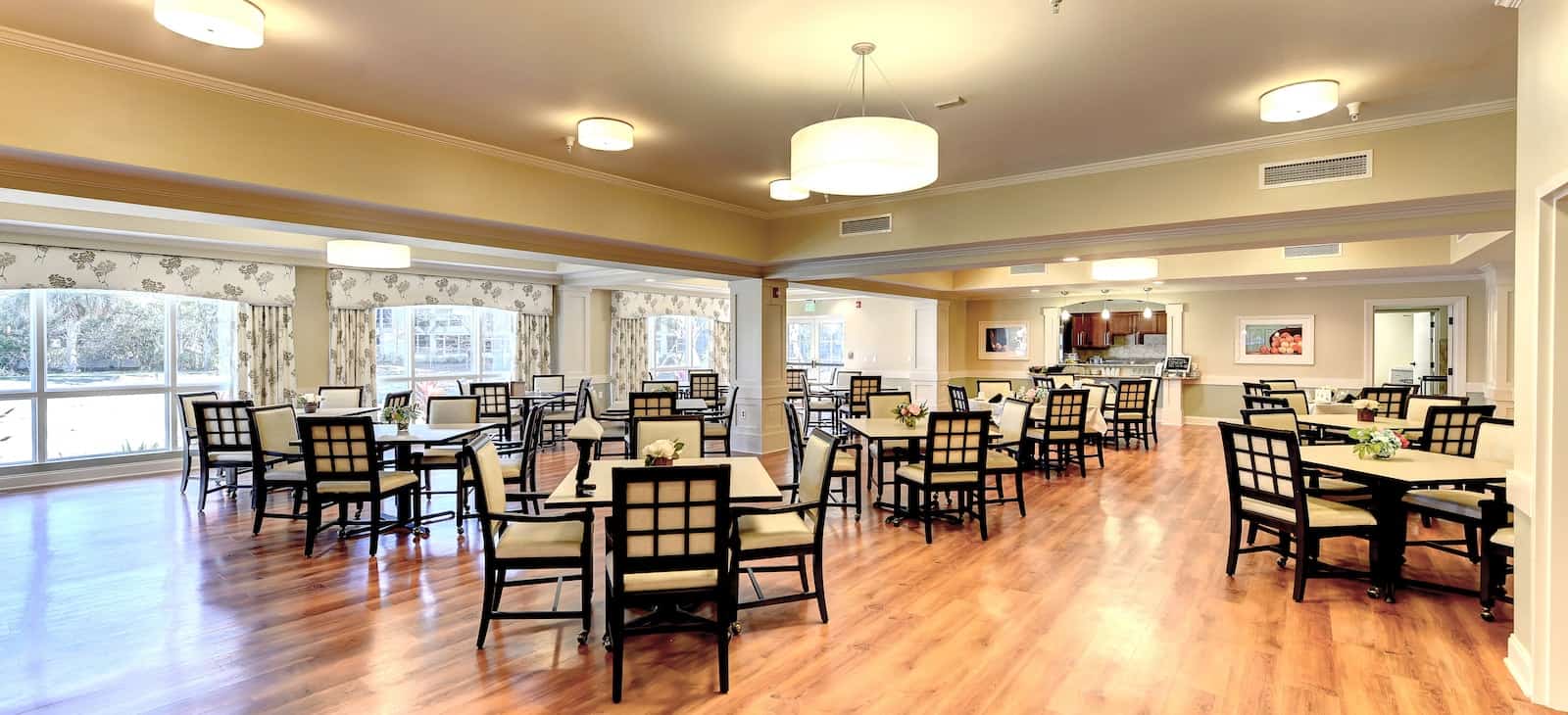 waters edge of bradenton dining area
