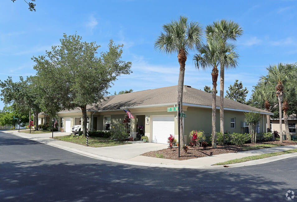 A Water’s Edge of Bradenton senior living villa