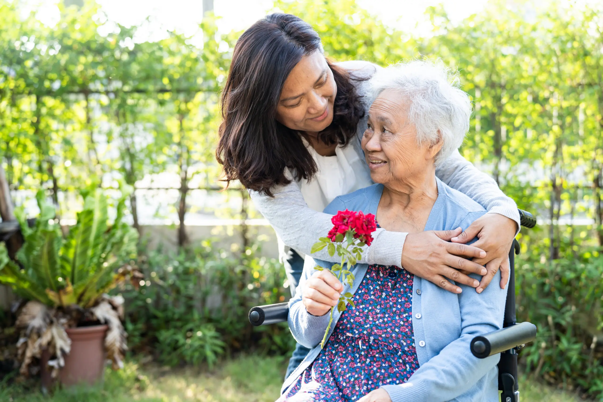 A family members following dementia tips for caregivers to support her mom.